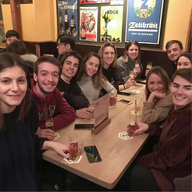 auslandsstudenten-in-einer-bar
